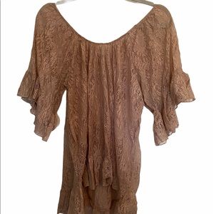 *3 FOR $10* Suzy Shier lace off-shoulder hi-lo blouse size S/M